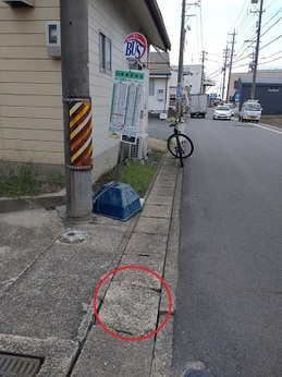 コミバス停留所付近の側溝蓋.JPG