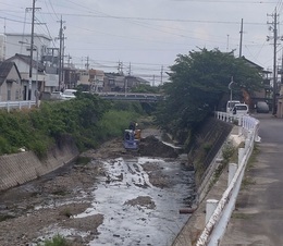 川の流れを変える作業.JPG