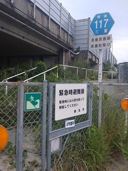 階段が滑らかですが防音壁があり使用不可.JPG
